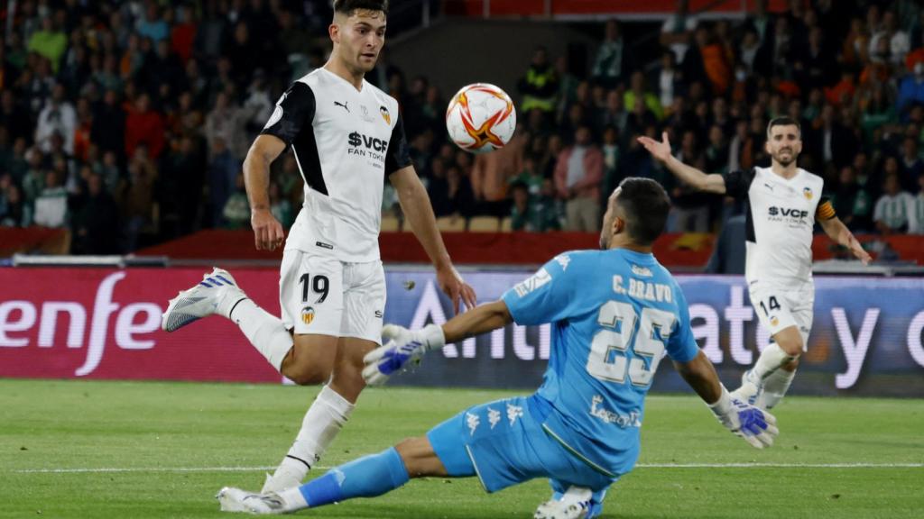 Hugo Duro define para hacer su gol.
