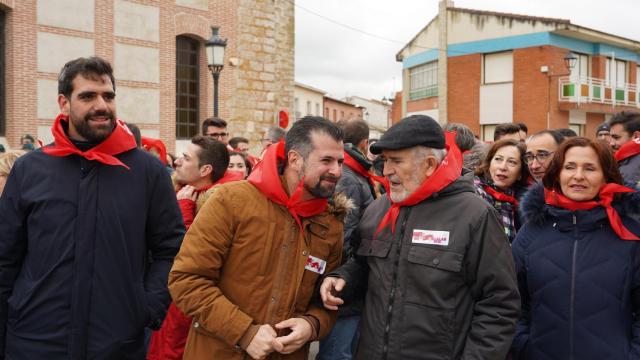 Luis Tudanca junto a Demetrio Madrid en la ofrenda floral