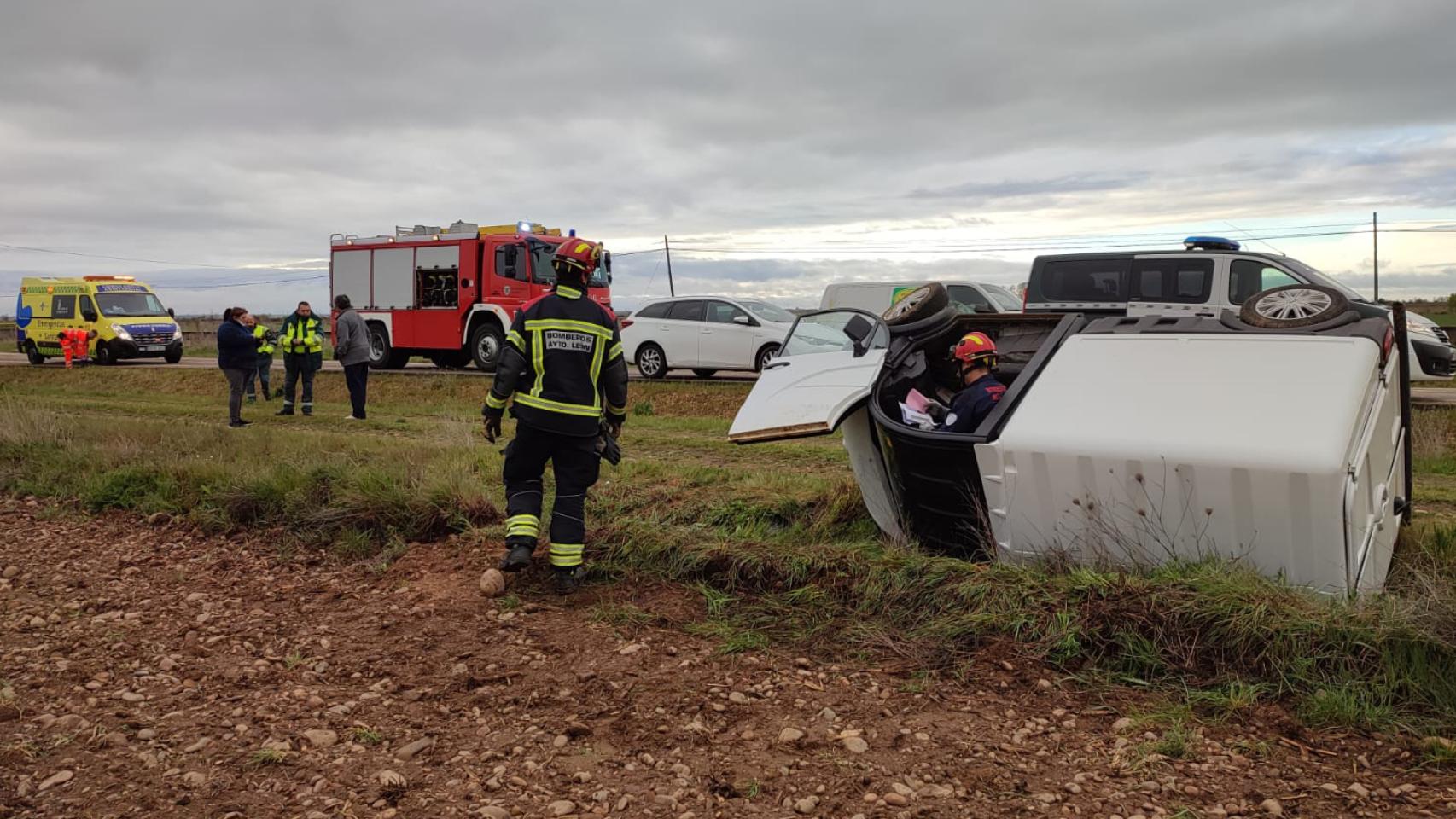 Imagen del rescate del hombre tras el vuelco