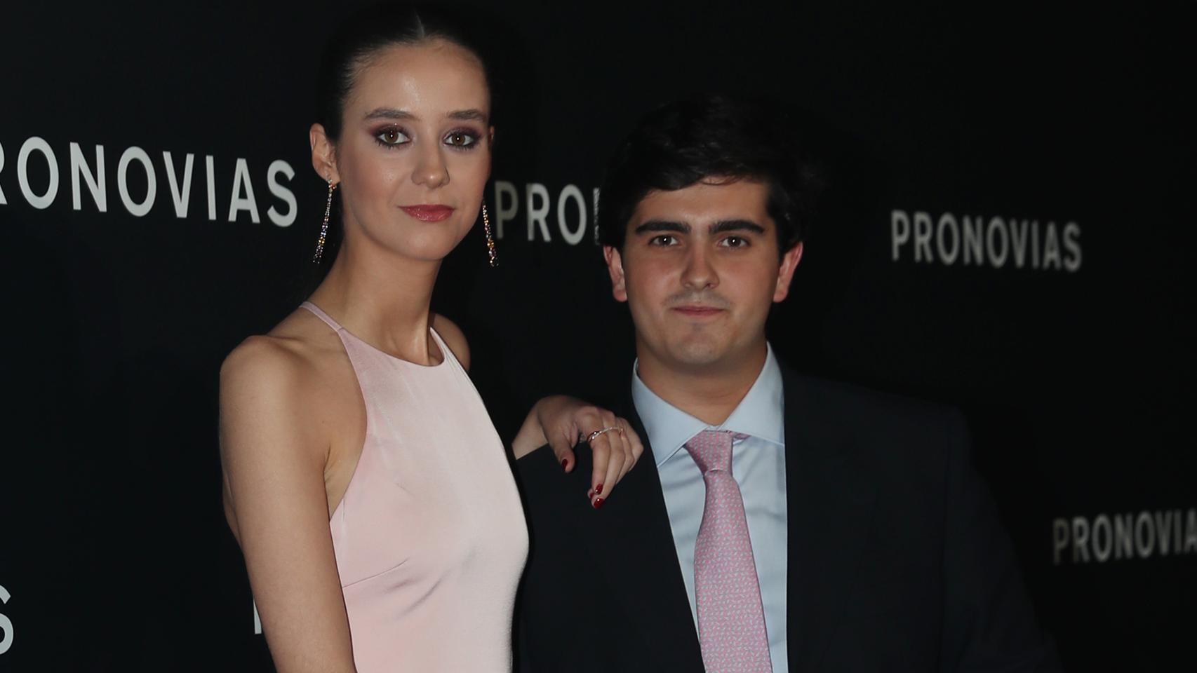 Victoria Federica y Jorge Bárcenas en el desfile de Pronovias en Barcelona.