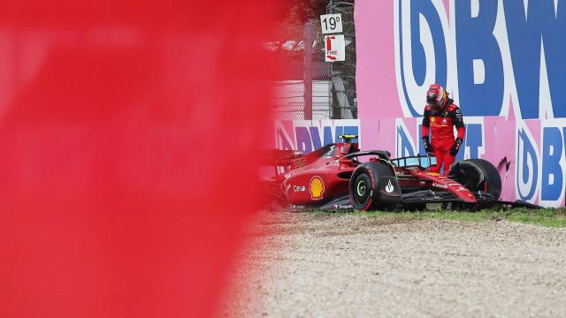 Carlos Sainz Jr. con su Ferrari aparcado en el Gran Premio de la Emilia Romagna.
