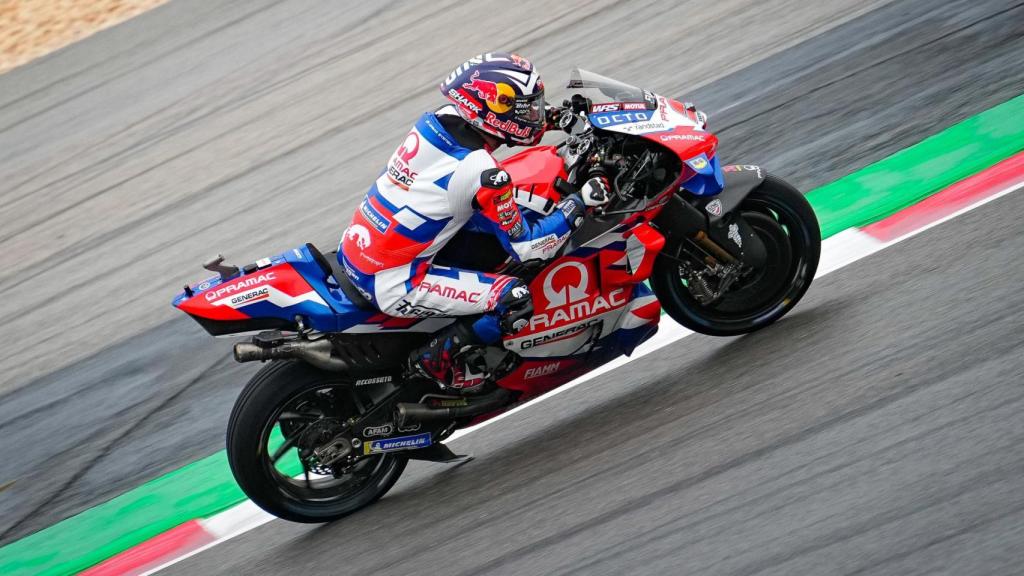 Johann Zarco pilota su Ducati Desmosedici GP22, en el circuito de Portimao.
