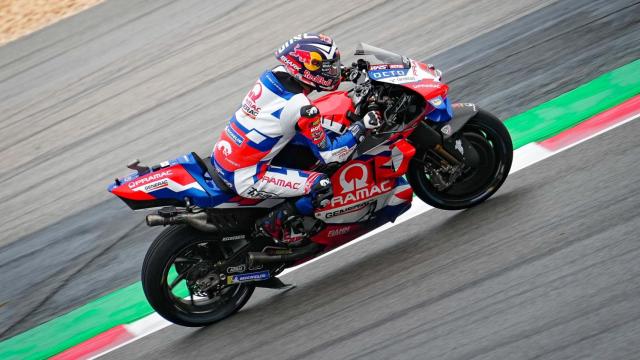 Johann Zarco pilota su Ducati Desmosedici GP22, en el circuito de Portimao.