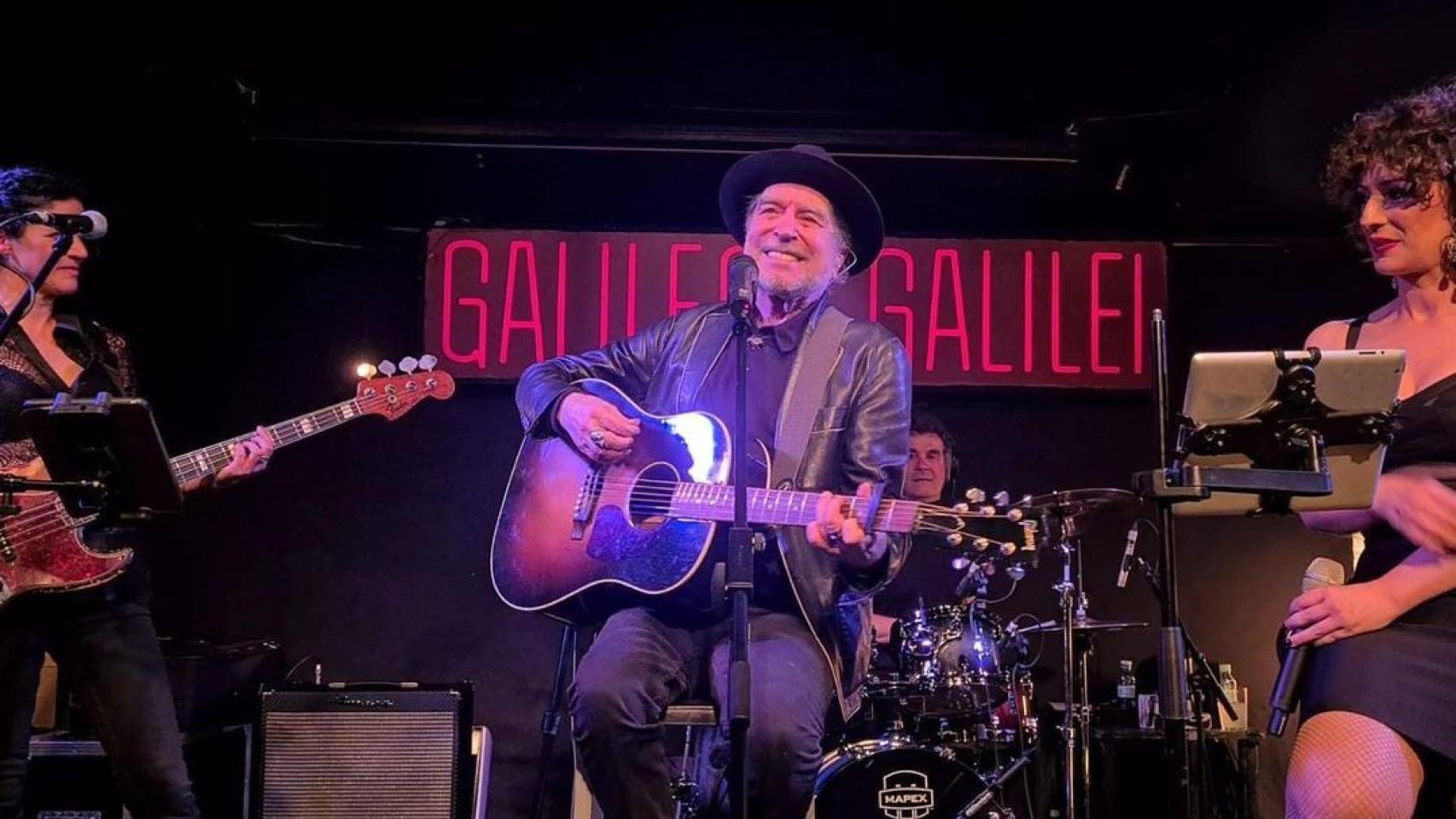 Joaquín Sabina, este viernes cantando en la sala Galileo Galilei. / labandasabinera