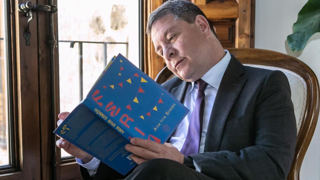 Emiliano García-Page lee 'Feria', la primera novela de Ana Iris Simón.
