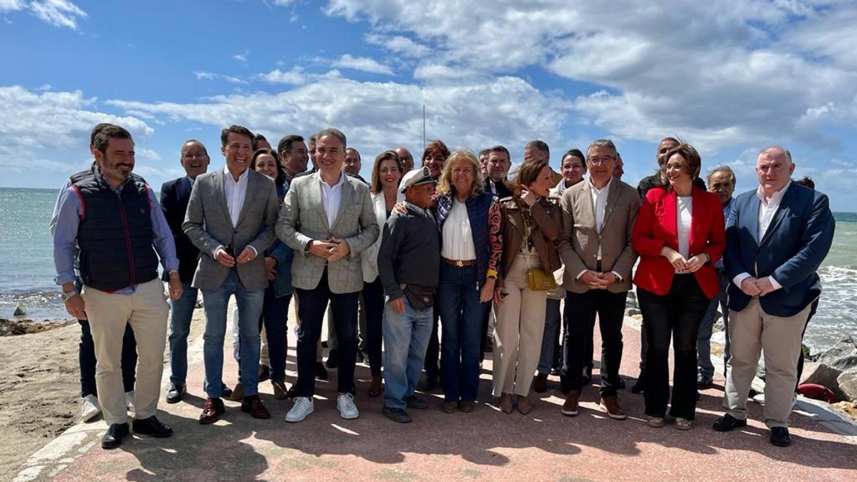 Elías Bendodo, acompañado este sábado de varios alcaldes del PP de la Costa del Sol y otros dirigentes.