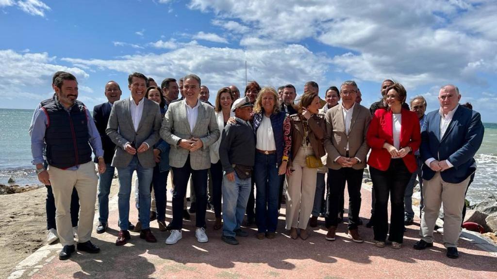 Elías Bendodo, acompañado este sábado de varios alcaldes del PP de la Costa del Sol y otros dirigentes.
