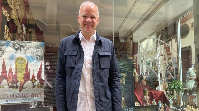 Christian Machowski frente a una tienda cofrade en calle San Juan.
