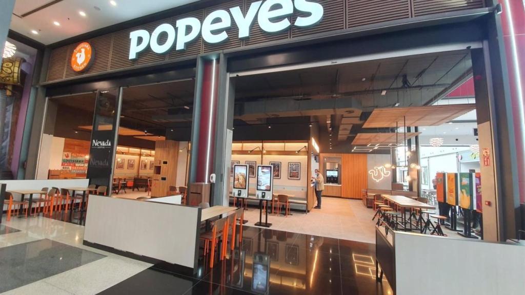 Interior de uno de los restaurantes de Popeyes.