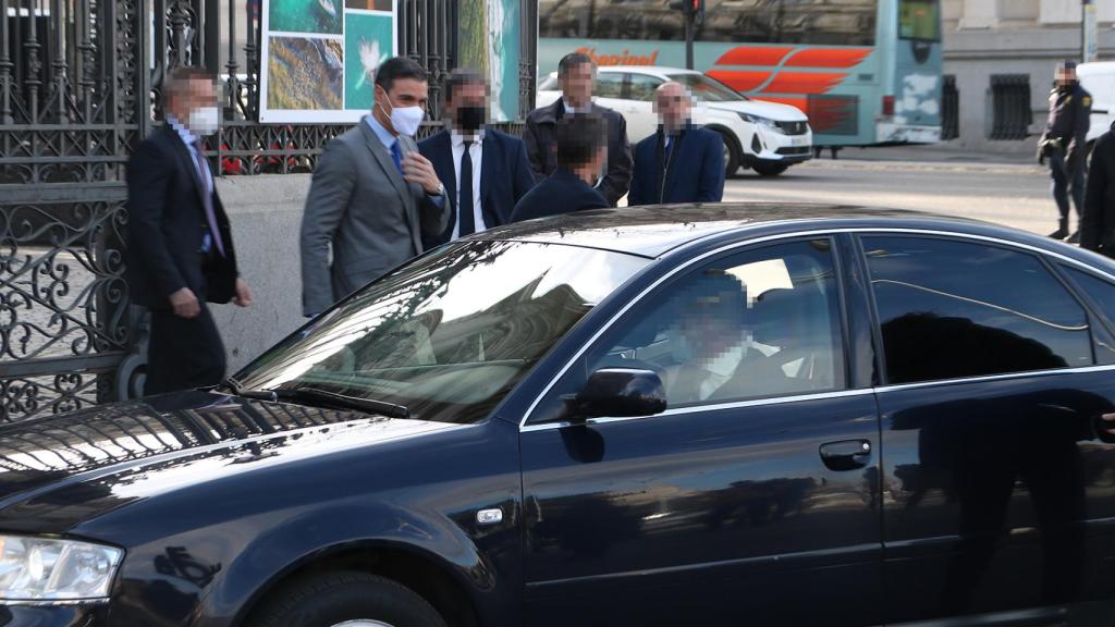 Pedro Sánchez acercándose al coche oficial matriculado en 2007.