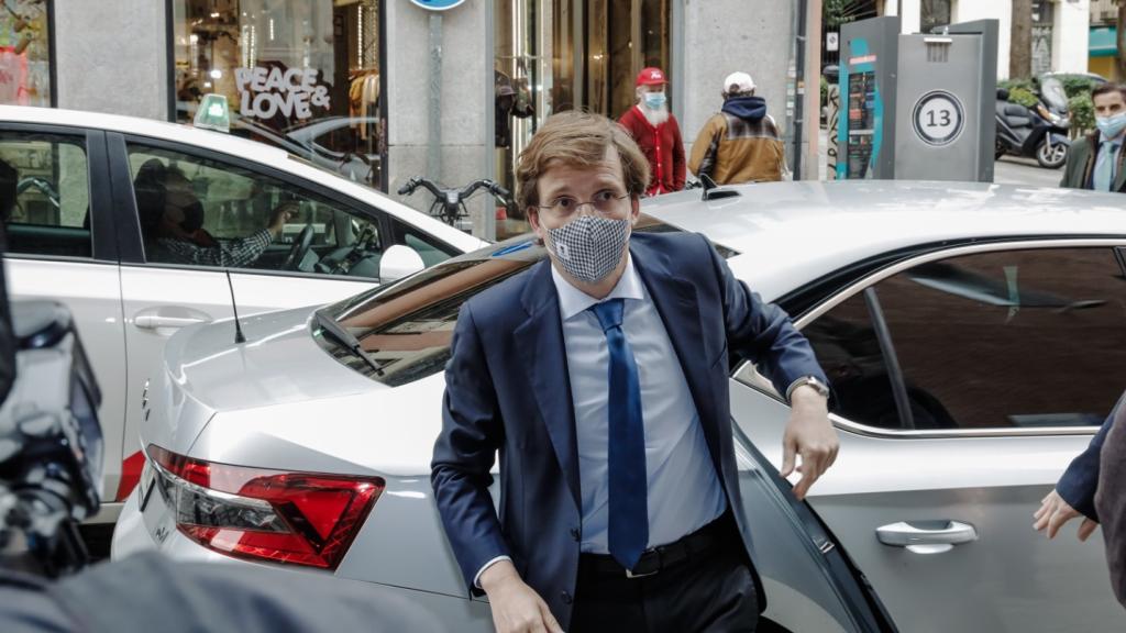 José Luis Martínez-Almeida con el coche oficial, un Skoda Superb híbrido enchufable.