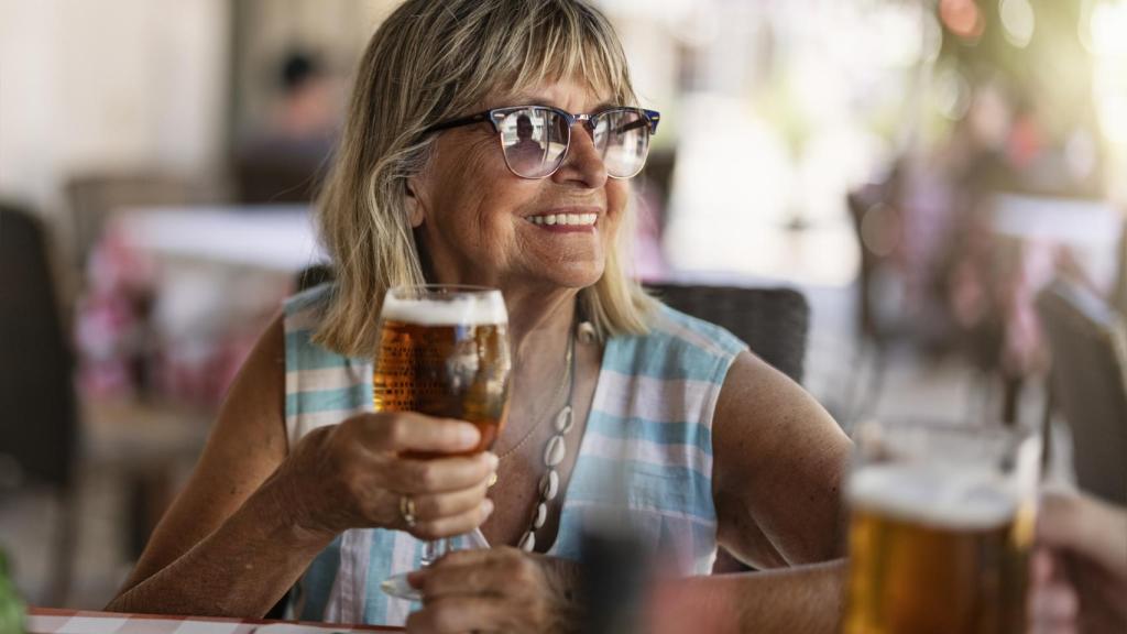 Una mujer disfrutando de una cerveza.
