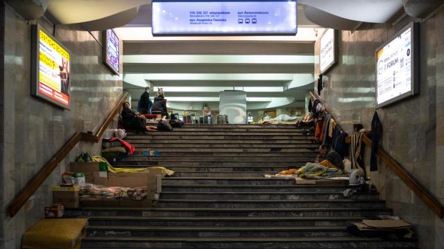 Civiles ucranianos se refugian en las estaciones de metro de Járkov desde el inicio de la invasión.