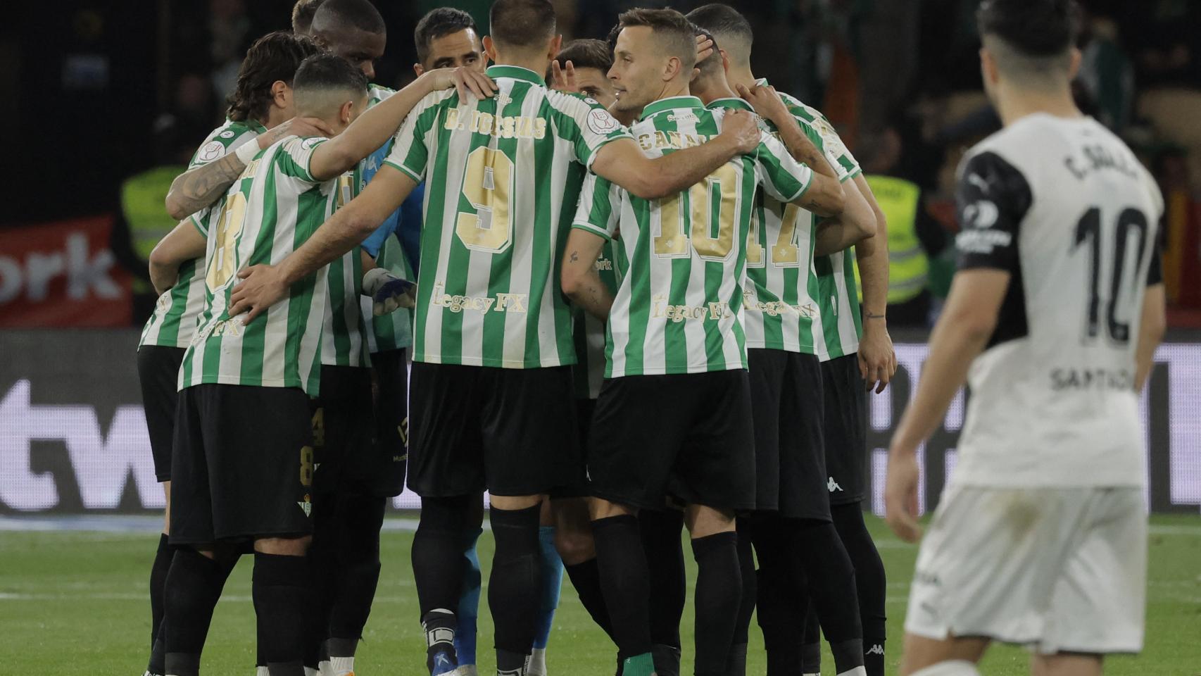 La piña de los jugadores del Real Betis antes de la prórroga.