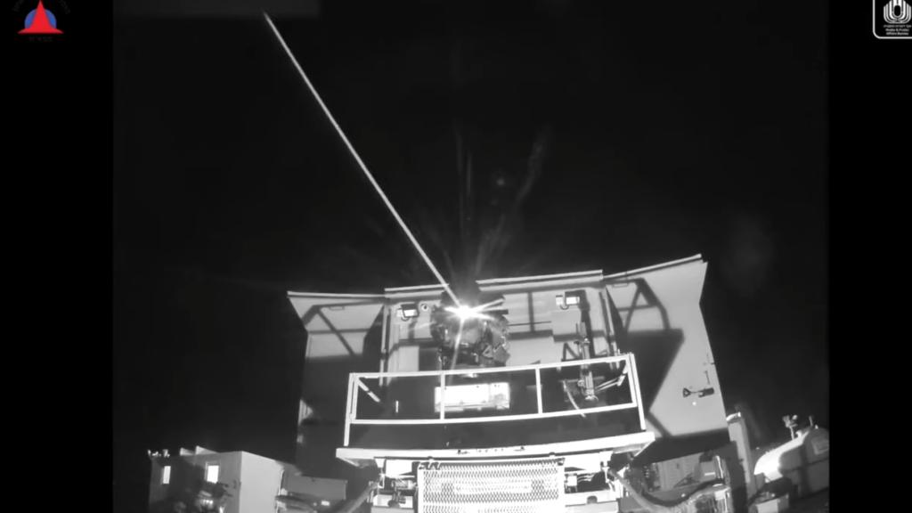 Rayo láser del Iron Beam en la noche