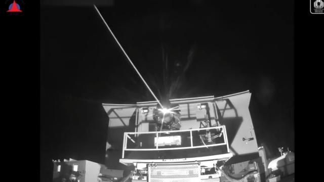 Rayo láser del Iron Beam por la noche.