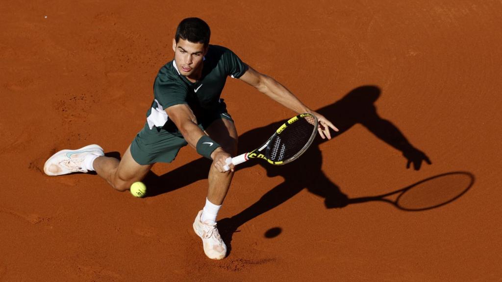 El tenista murciano Carlos Alcaraz, durante la final del torneo Conde de Godó de este domingo