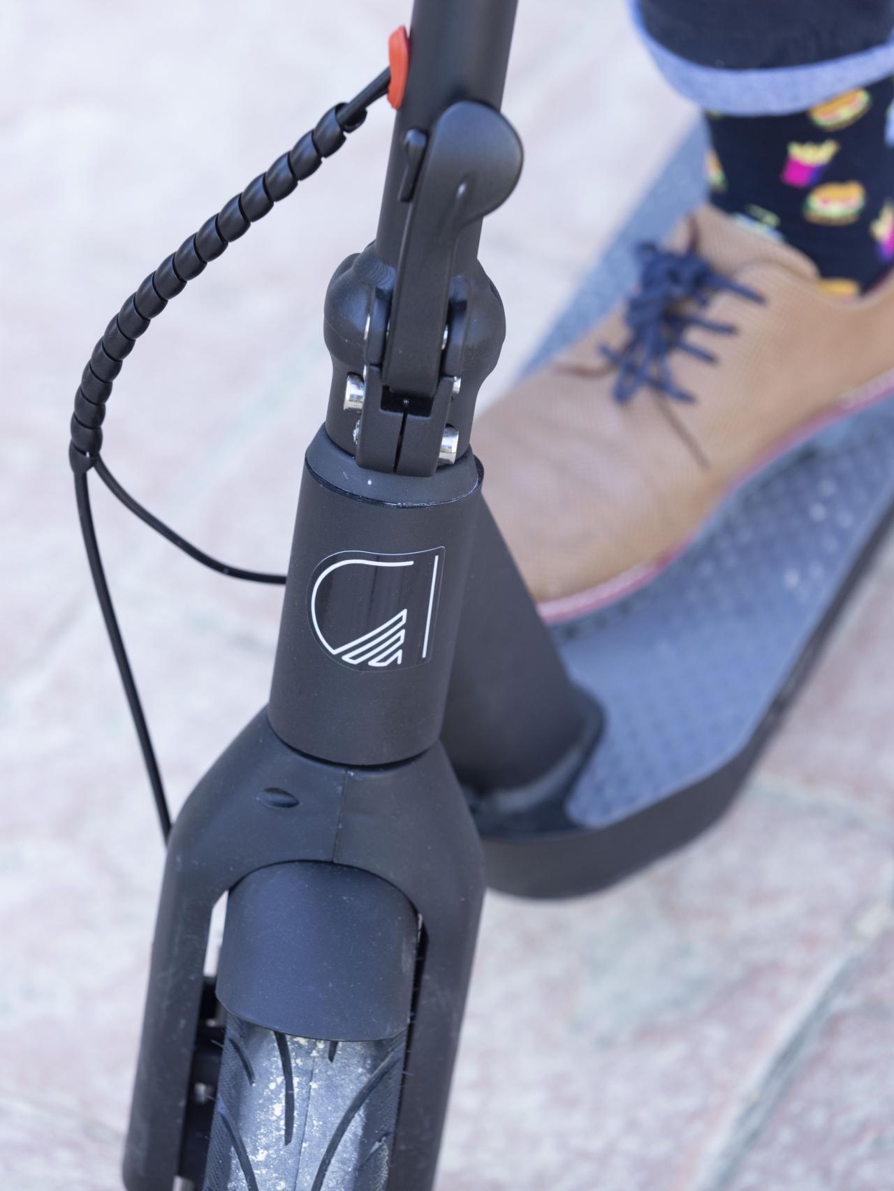 El patinete al que está subido Germán Agulló durante la sesión fotográfica.