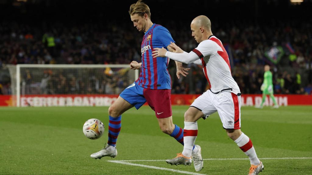 Frankie De Jong controlando un balón