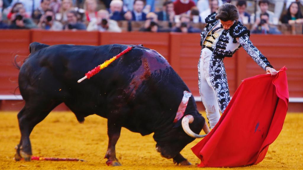 El orero Ángel Jiménez torea al natural en la Maestranza de Sevilla.