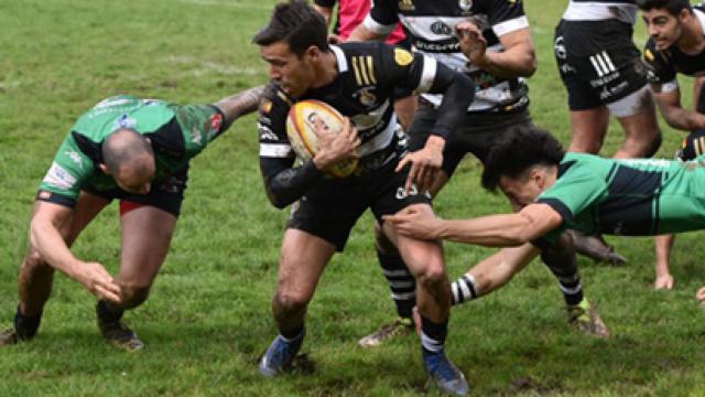 Foto Anuar Gómez: Facundo Munilla se zafa del placaje de dos jugadores de Grupo Intxausti Gernika, en el encuentro disputado entre los basurdes y SilverStorm El Salvador este domingo en el campo de Urbieta