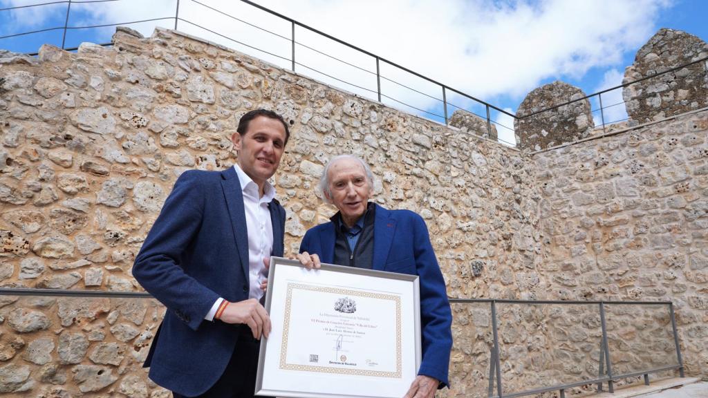Miriam Chacón / ICAL. El presidente de la Diputación de Valladolid, Conrado Íscar, entrega al escritor José Luis Alonso de Santos el VI Premio de Creación Literaria Villa del Libro, por su obra de teatro ‘Los Jamones de Stalin’, en un acto protocolario que se celebrará en el Centro e-LEA de la Villa del Libro de Urueña