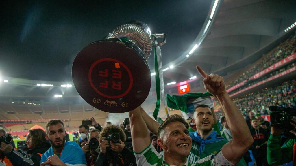 Joaquín Sánchez ofrece la Copa del Rey 2021/2022 a la afición del Betis