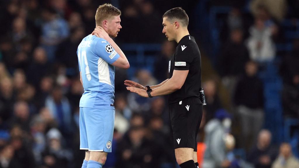 István Kovács, junto a Kevin De Bruyne en la Champions League 2021/2022