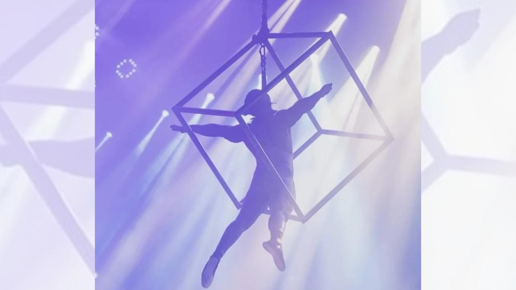 Imagen de una de las actuaciones acrobáticas de la orquesta Olympus.