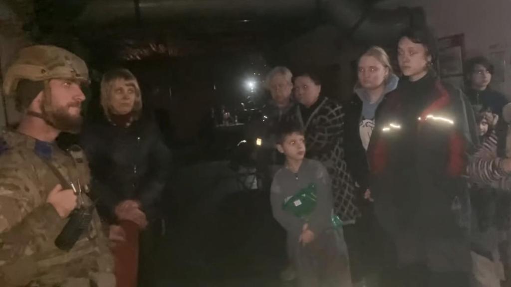 Personas refugiadas en la acería de Azovstal, en Mariúpol.