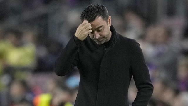Xavi Hernández en la banda del Camp Nou