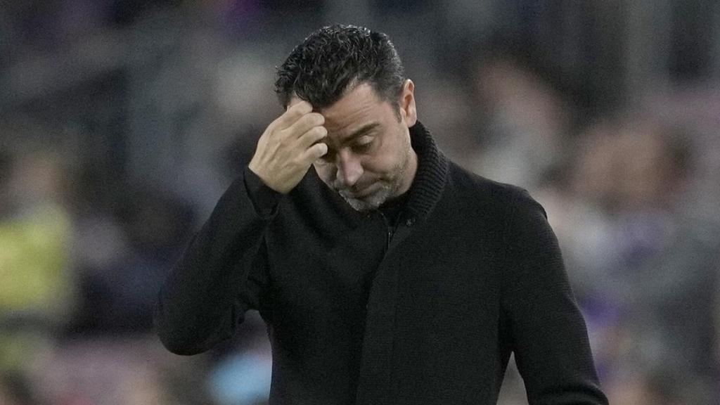 Xavi Hernández en la banda del Camp Nou