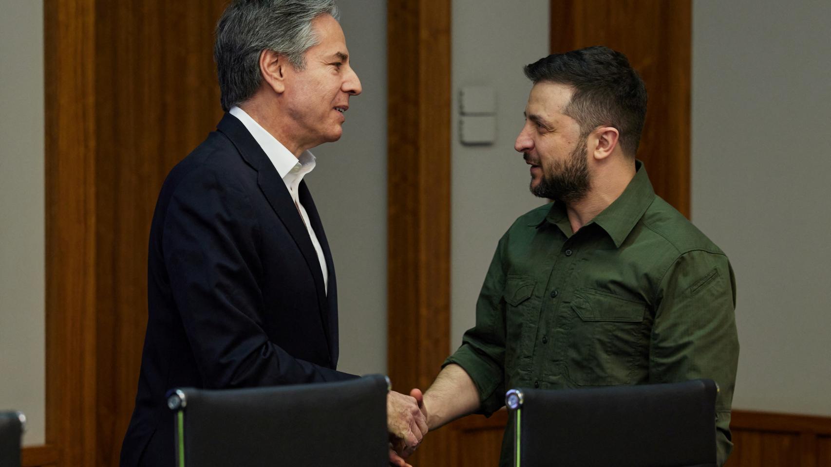 Zelenski estrecha la mano a Antony Blinken, secretario de Estado de EEUU, el pasado mes de abril.