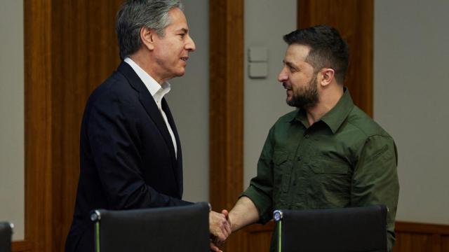 Zelenski estrecha la mano a  Antony Blinken, secretario de Estado de EEUU, el pasado mes de abril.