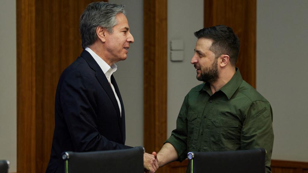 Zelenski estrecha la mano a  Antony Blinken, secretario de Estado de EEUU.