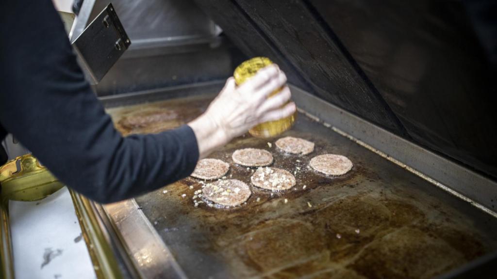 En el nuevo método de cocinado, se aplica la cebolla sobre la carne para que caramelice gracias al calor.