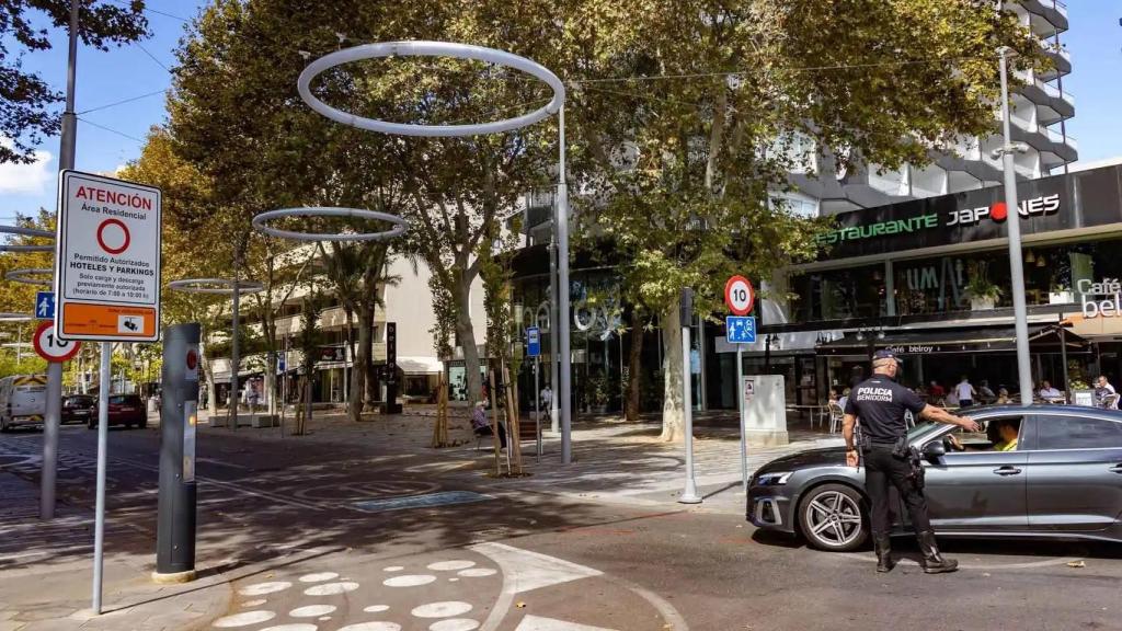 Avenida Mediterráneo, en Benidorm, donde se ha implantado la Zona de Bajas Emisiones del municipio.