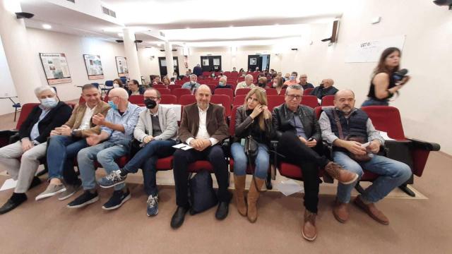 Millana, en el centro de la imagen, durante la asamblea de este domingo en la sede de UGT de Alicante.