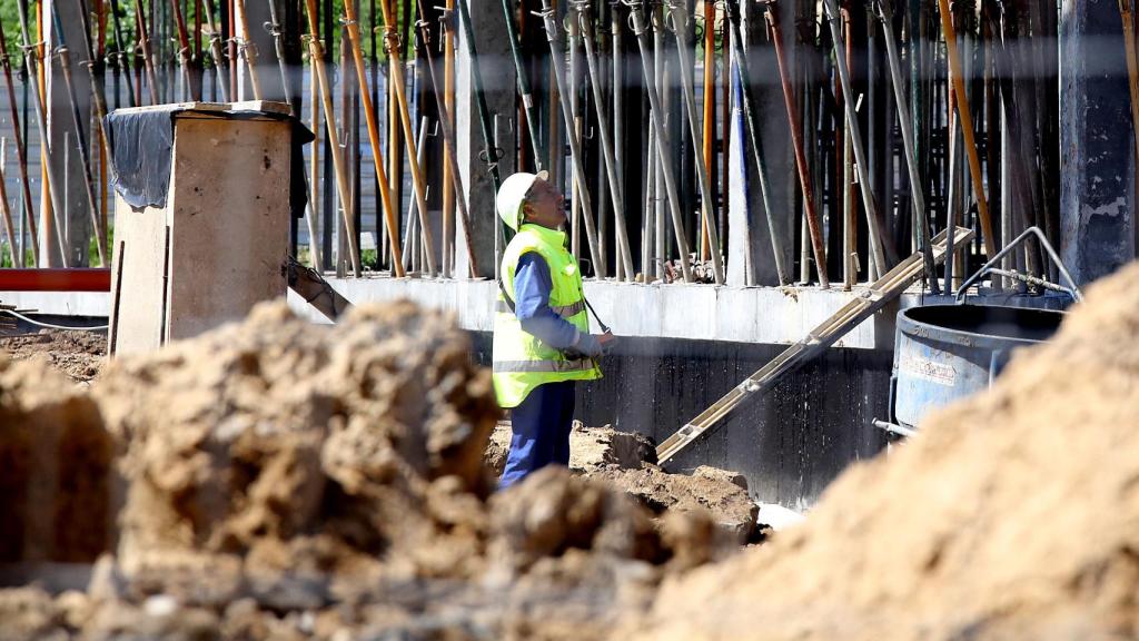 Un hombre trabaja en un edificio en construcción en Castilla y León