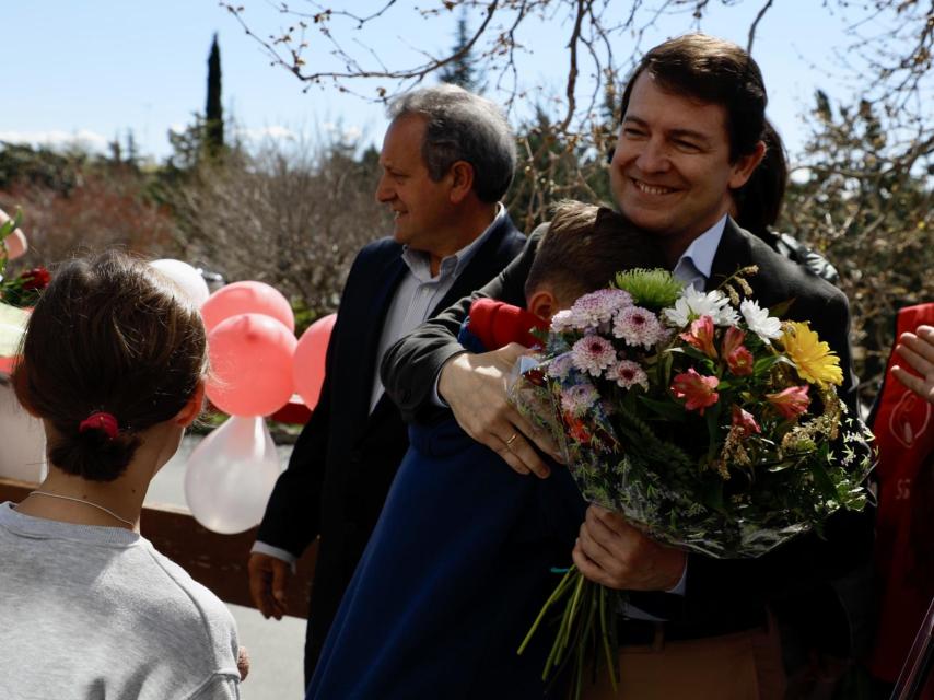 El presidente de la Junta, Alfonso Fernández Mañueco, durante su visita este lunes al colegio La Inmaculada de Armenteros.