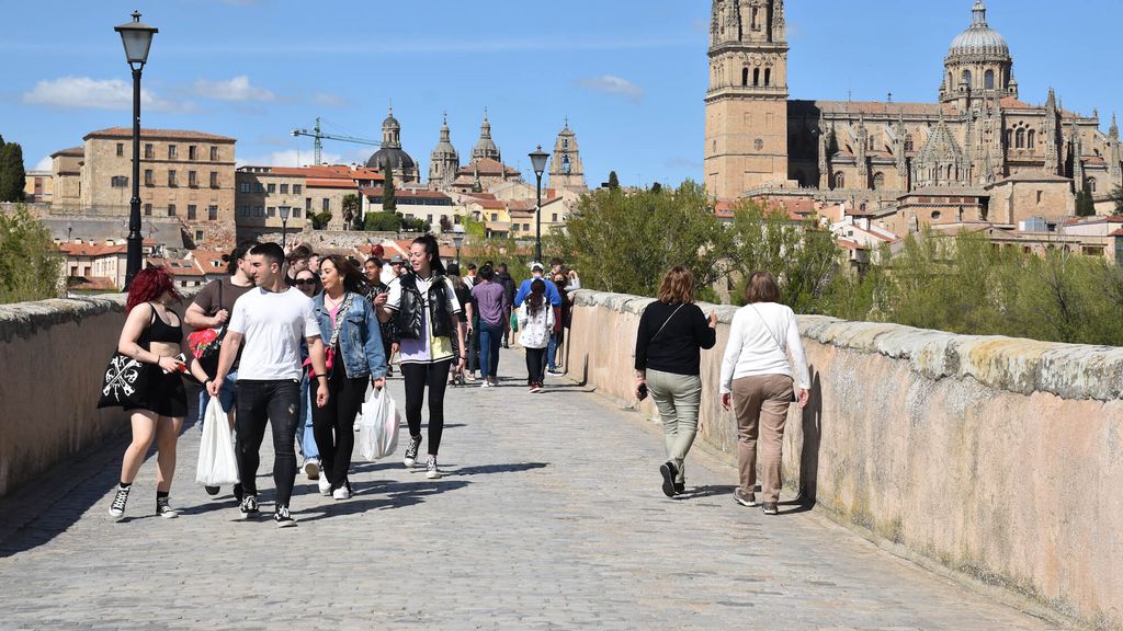Puente Romano sobre el río Tormes y, al fondo, la Catedral, las torres de La Clerecía y la capilla de la Universidad