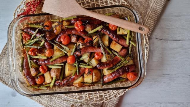 Salchichas al horno con espárragos y patata, una receta fácil para horno
