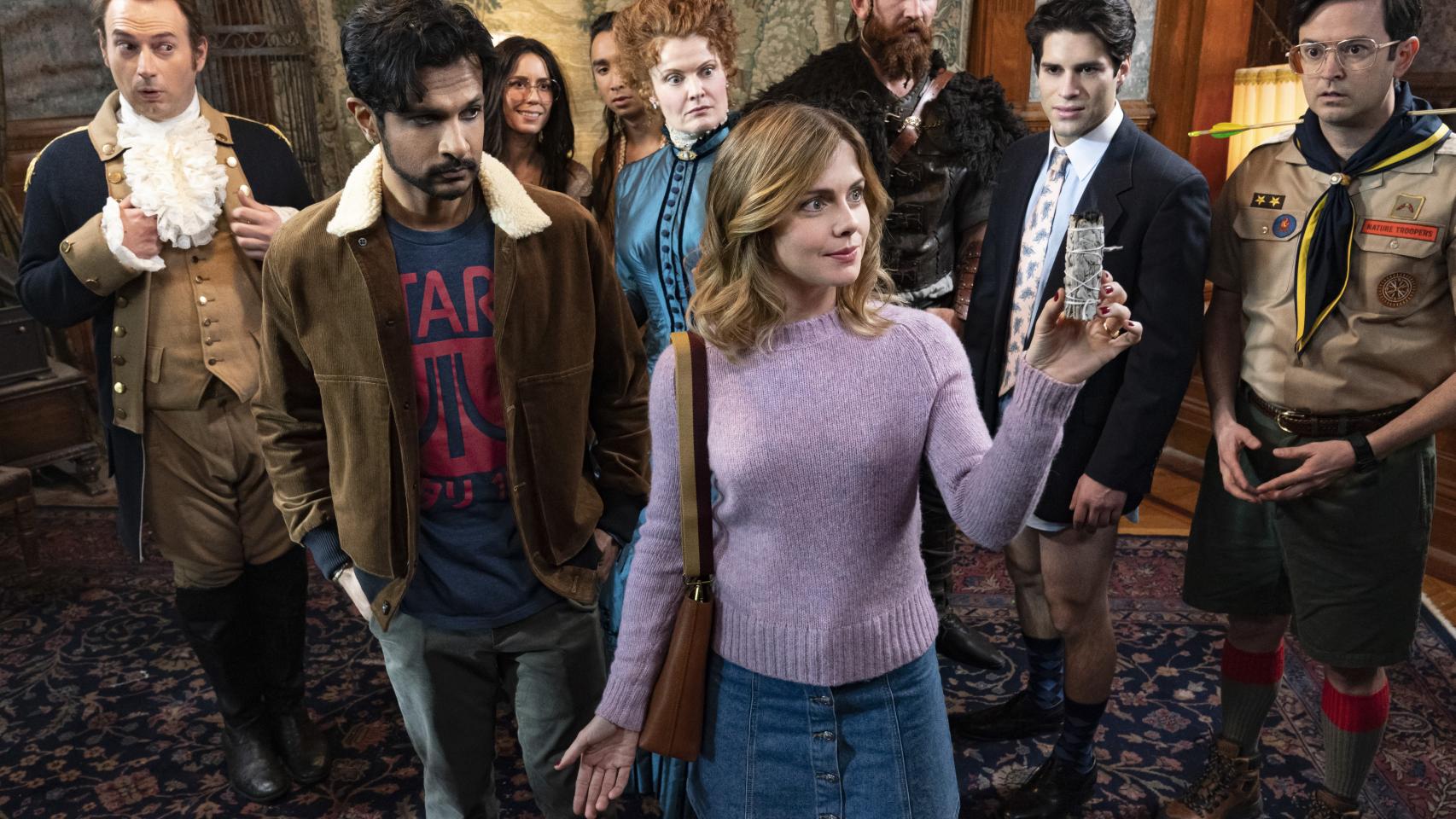 Rose McIver y Utkarsh Ambudkar protagonizan esta serie de comedia sobre una pareja que se muda a una casa plagada de fantasmas.