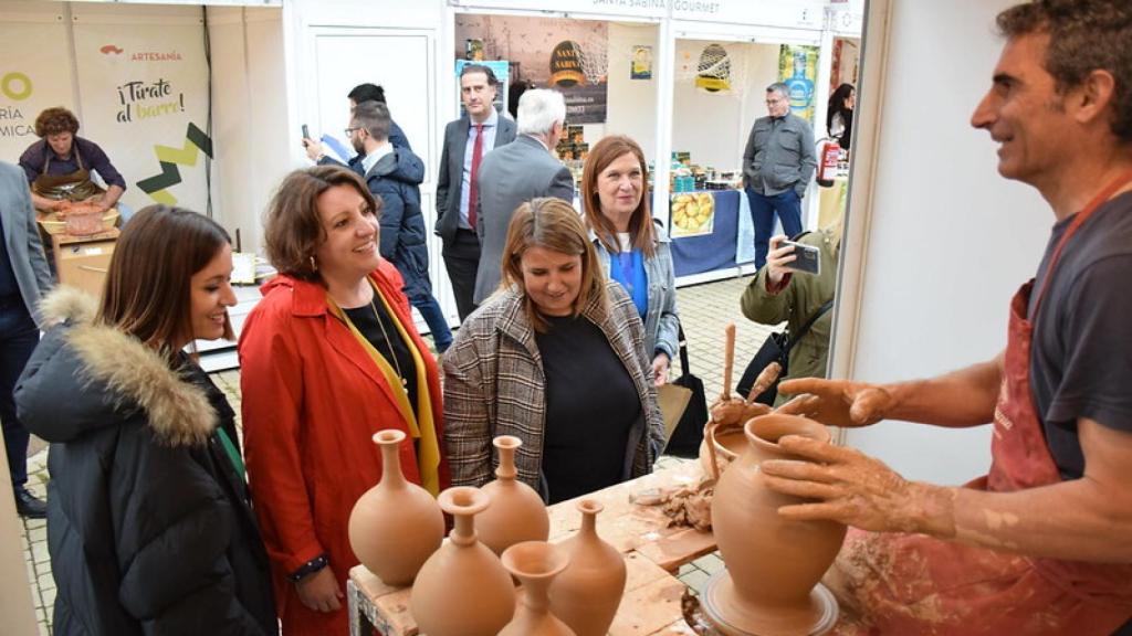 Ana Isabel Fernández, directora general de Turismo; Patricia Franco, consejera de Economía, Empresas y Empleo; y Tita García Élez, alcaldesa de Talavera, visitando Farcama Primavera.
