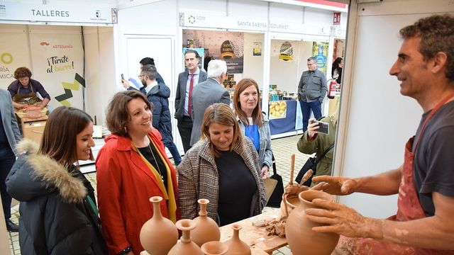 Ana Isabel Fernández, directora general de Turismo; Patricia Franco, consejera de Economía, Empresas y Empleo; y Tita García Élez, alcaldesa de Talavera, visitando Farcama Primavera.