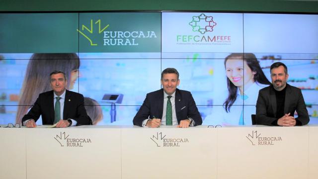 Mariano González, Víctor Manuel López y Álvaro Carmena, de izquierda a derecha, durante la firma del convenio.