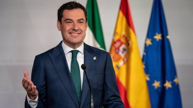 El presidente de la Junta, Juanma Moreno, durante la declaración con la que ha convocado las elecciones el 19 de junio.