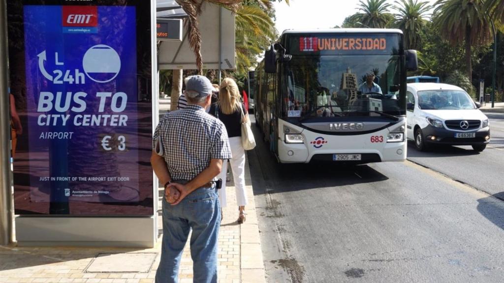 Una de las paradas de la EMT de Málaga en el Paseo del Parque.