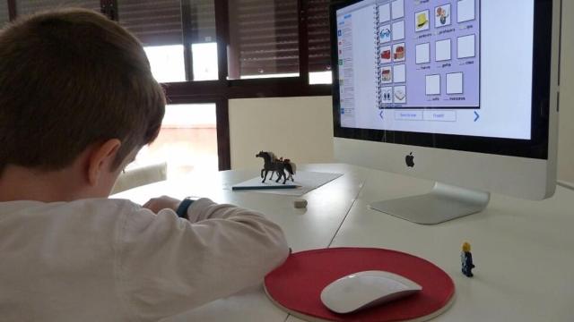 Una imagen de un ordenador y un niño de archivo.