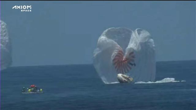 Crew Dragon tocando el océano Atlántico
